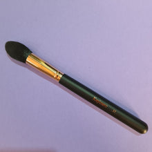 Oval face brush